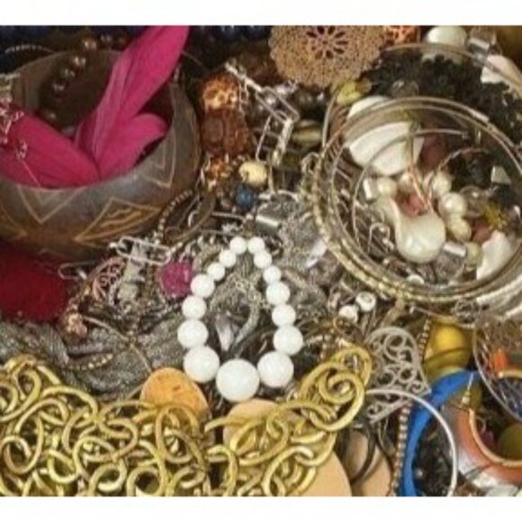 2 LB Jewelry Bundle – Vintage to Modern Grab Bag – Wearable Estate Jewelry - Picture 4 of 11